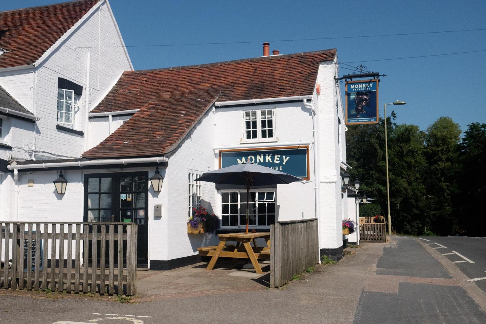 Готель Monkey Brewhouse Лімінгтон Екстер'єр фото